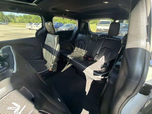 Used 2025 Chrysler Pacifica Limited FWD image 24