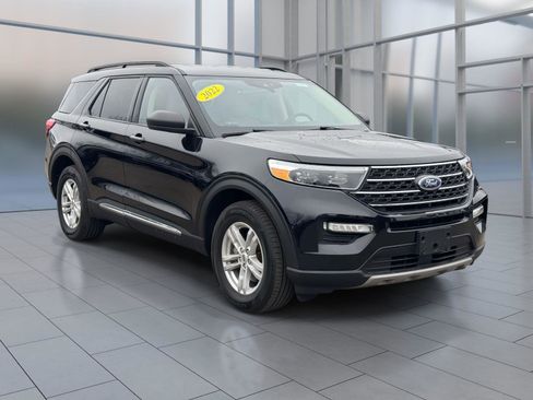 Used 2022 Ford Explorer XLT w/ Equipment Group 202A image 2