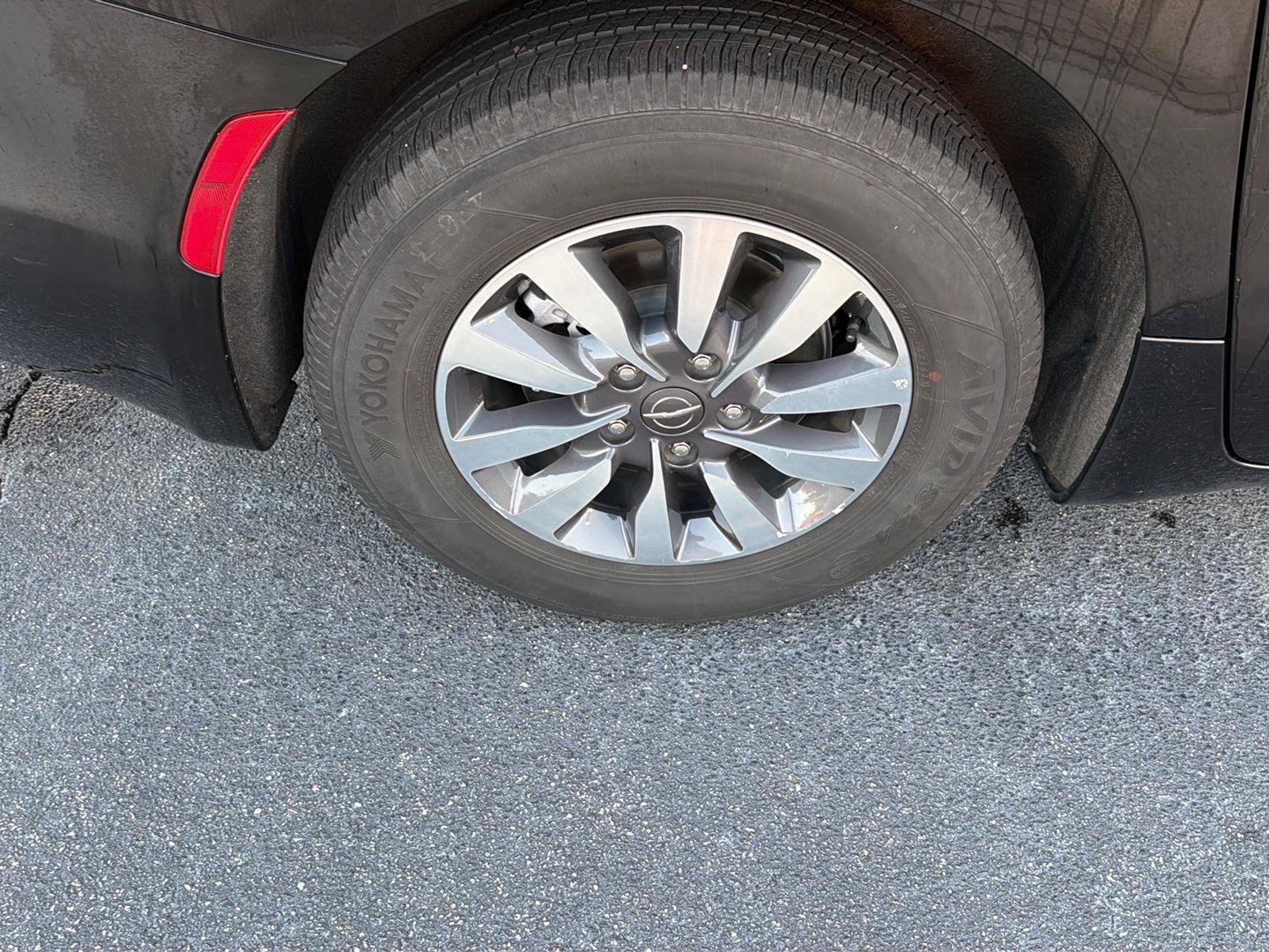 Used 2023 Chrysler Pacifica Touring-L FWD image 37