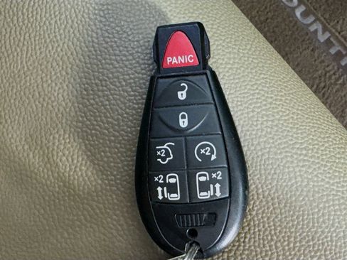 Used 2016 Chrysler Town & Country Touring w/ Driver Convenience Group FWD image 36