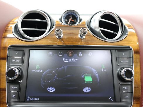 Used 2020 Bentley Bentayga Plug-In Hybrid image 43