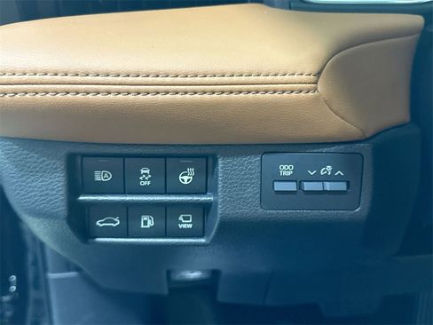 Used 2022 Toyota Avalon Limited image 18