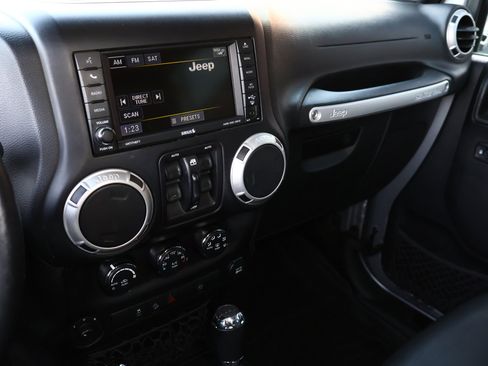 Used 2016 Jeep Wrangler Unlimited Rubicon image 13