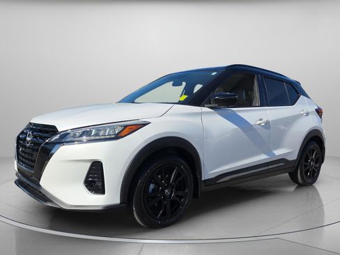 Used 2023 Nissan Kicks SR w/ SR Premium Package image 2