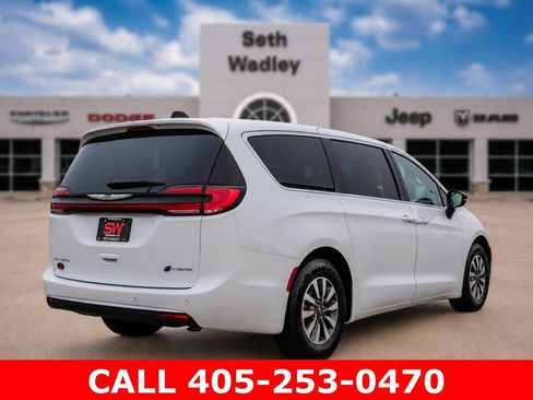 Used 2024 Chrysler Pacifica Limited FWD image 7