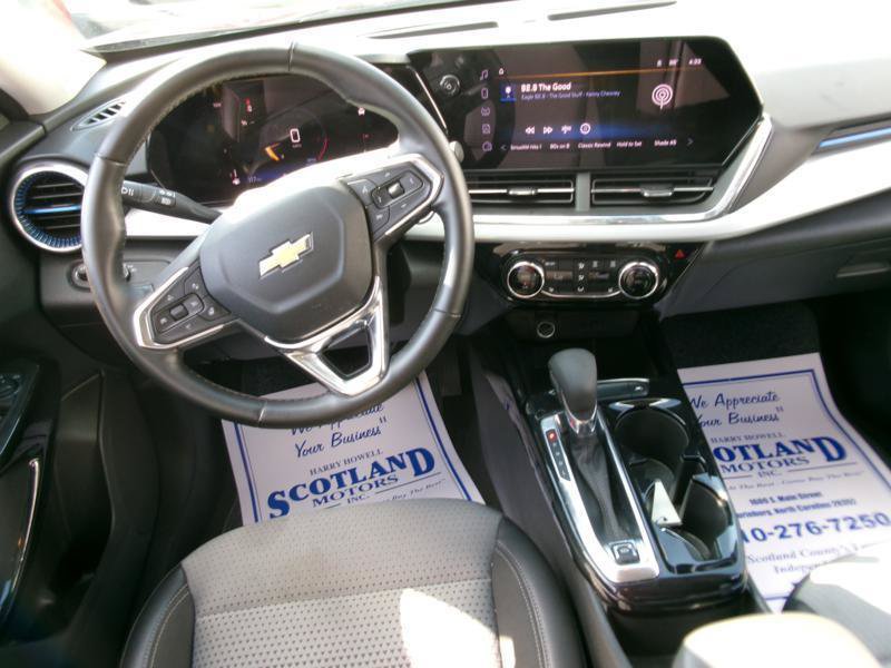 Used 2025 Chevrolet Trax LT w/ LT Convenience Package FWD image 11
