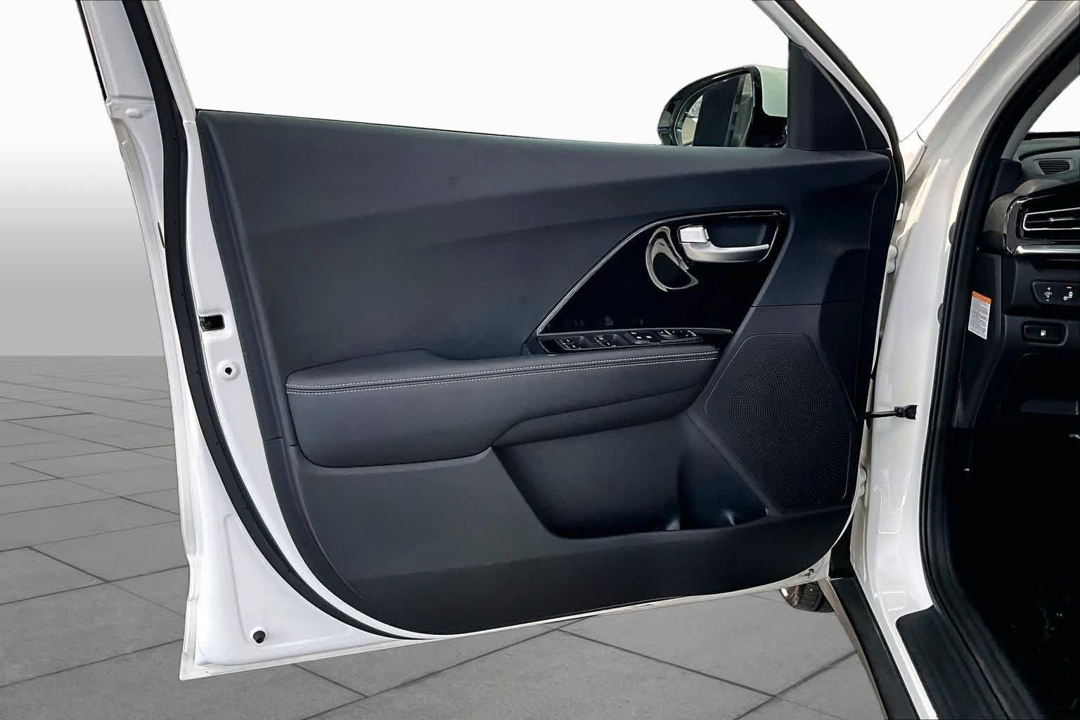 Used 2020 Kia Niro Touring FWD image 22