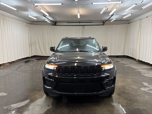 Used 2023 Jeep Grand Cherokee Limited w/ Black Appearance Package AWD/4WD image 2