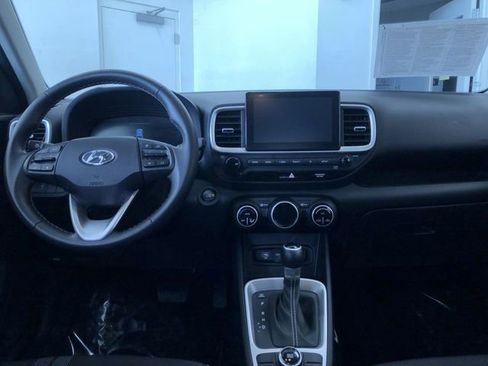 Used 2025 Hyundai Venue SEL image 18