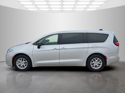 Used 2024 Chrysler Pacifica Touring-L FWD image 7