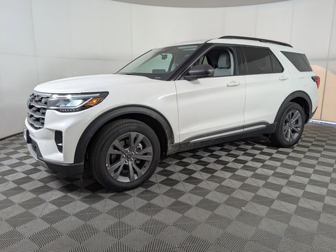 New 2025 Ford Explorer Active w/ Active Comfort Package image 3