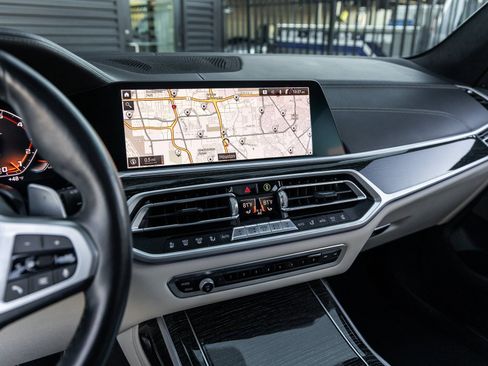 Used 2021 BMW X7 M50i w/ Executive Package image 25