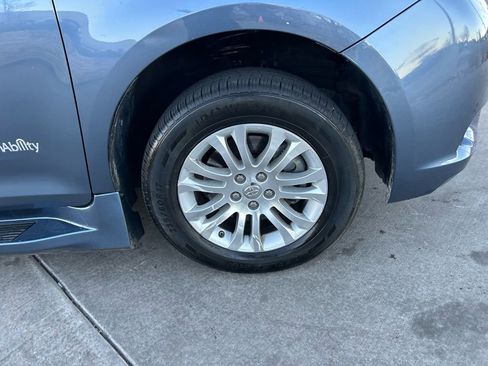 Used 2016 Toyota Sienna XLE Premium image 32