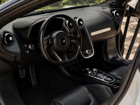 Used 2020 McLaren GT RWD image 3