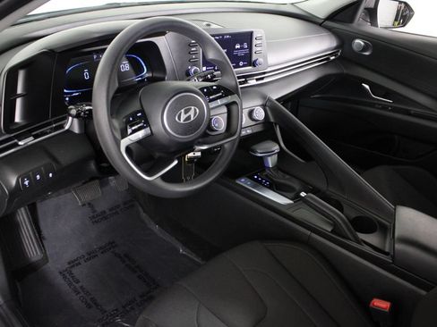 Certified 2025 Hyundai Elantra SE FWD image 19