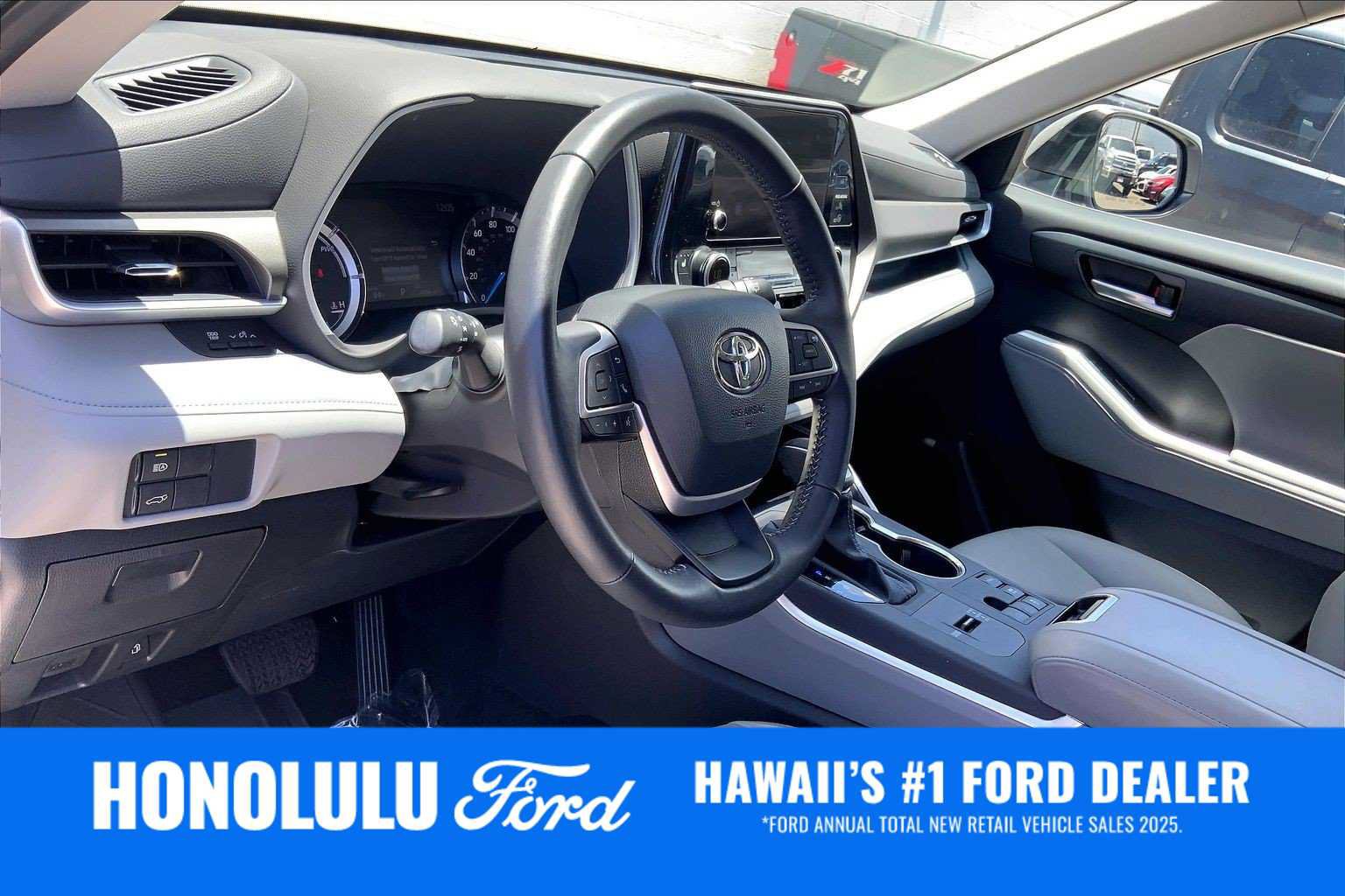 Used 2025 Toyota Highlander XLE AWD/4WD image 2