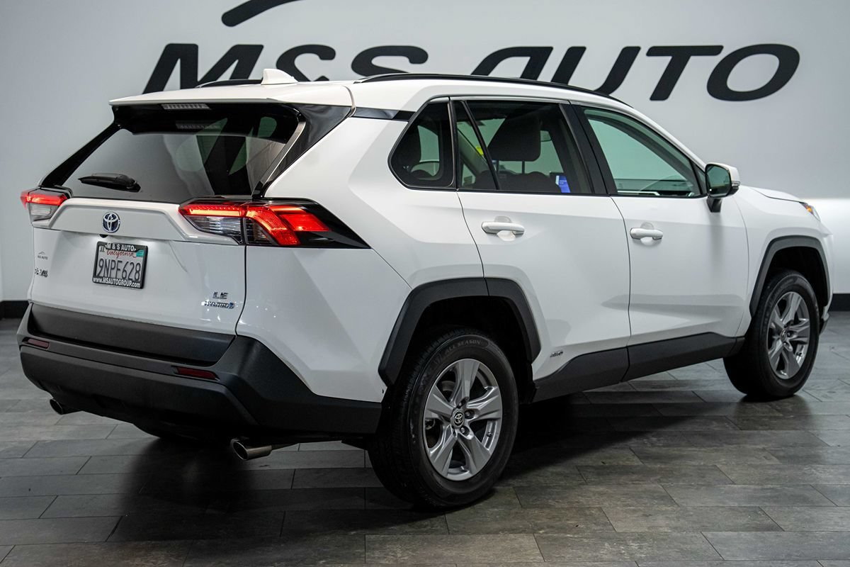 Used 2024 Toyota RAV4 LE AWD/4WD image 4