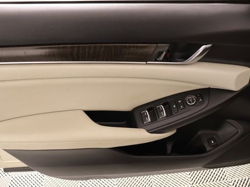 Used 2018 Honda Accord EX image 16