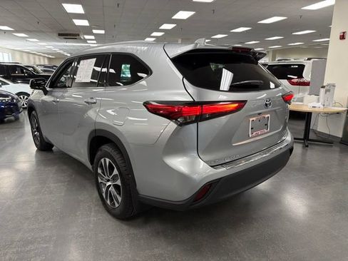Used 2022 Toyota Highlander XLE AWD/4WD image 5