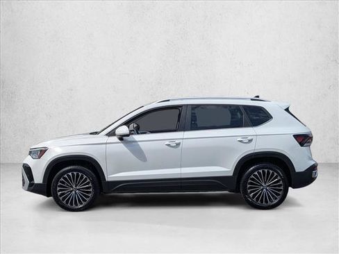 Used 2025 Volkswagen Taos SE FWD image 9