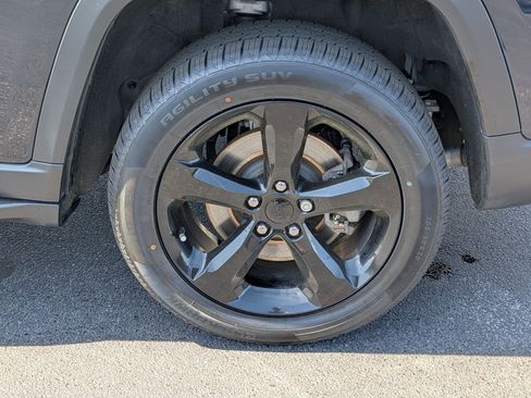 Certified 2024 Jeep Grand Cherokee L Limited w/ Luxury Tech Group II image 9