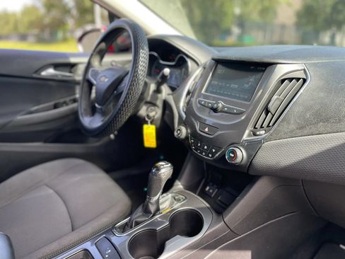 Used 2018 Chevrolet Cruze LT FWD image 22