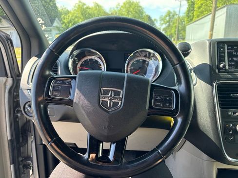 Used 2020 Dodge Grand Caravan SXT FWD image 16