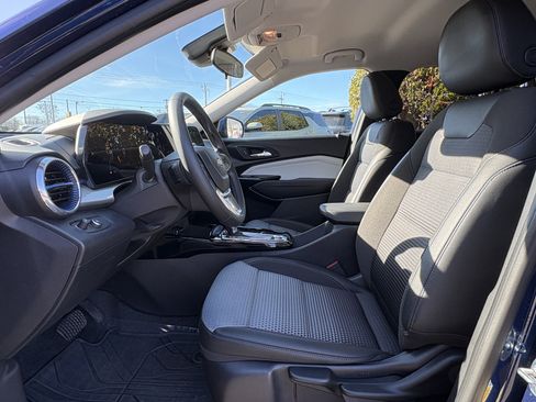 Used 2024 Chevrolet Trax LT w/ LT Convenience Package image 9