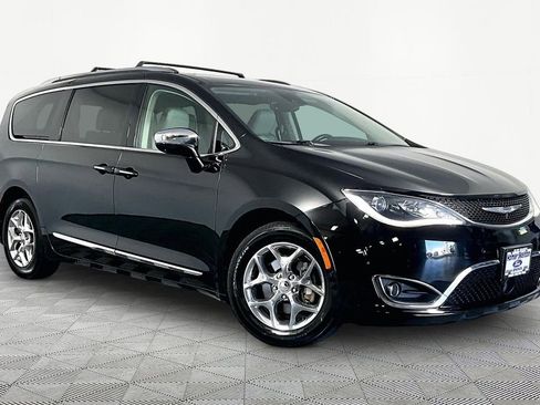 Used 2017 Chrysler Pacifica Limited w/ UConnect Theater Package FWD image 1