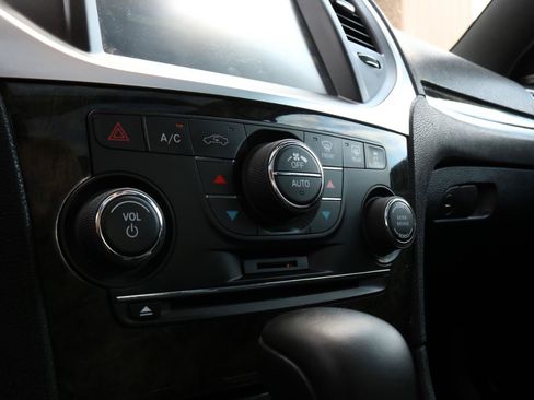 Used 2011 Chrysler 300 C AWD/4WD image 34