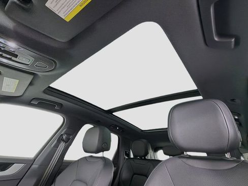 Certified 2025 Porsche Cayenne AWD/4WD image 22
