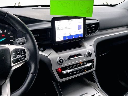 Used 2024 Ford Explorer XLT image 6
