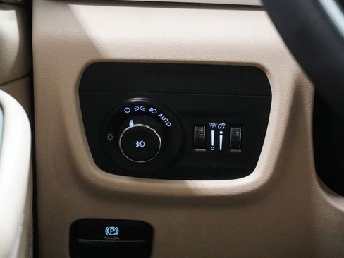 Used 2023 Jeep Grand Cherokee L Limited w/ Luxury Tech Group II image 22