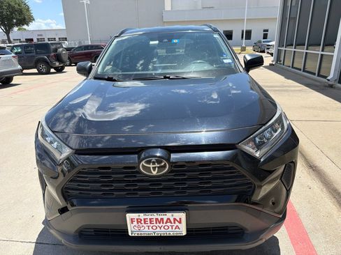 Used 2019 Toyota RAV4 LE FWD image 3