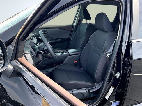 Used 2023 Nissan Rogue S image 25