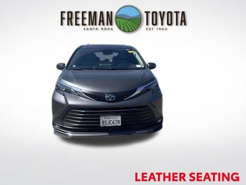 Used 2025 Toyota Sienna XLE FWD image 3