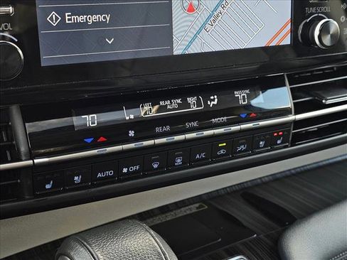 Used 2023 Toyota Sienna Limited image 28