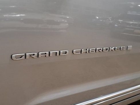 Used 2024 Jeep Grand Cherokee Summit AWD/4WD image 10