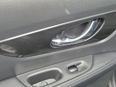 Used 2018 Nissan Rogue SV w/ Premium Package image 26