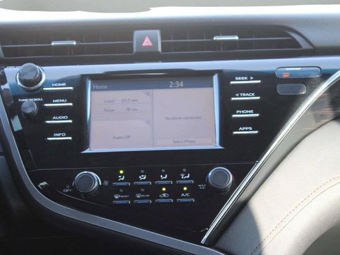 Used 2018 Toyota Camry LE image 18