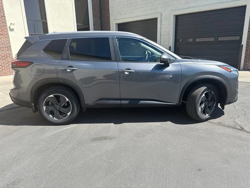Used 2025 Nissan Rogue SV w/ SV Premium Package AWD/4WD image 9