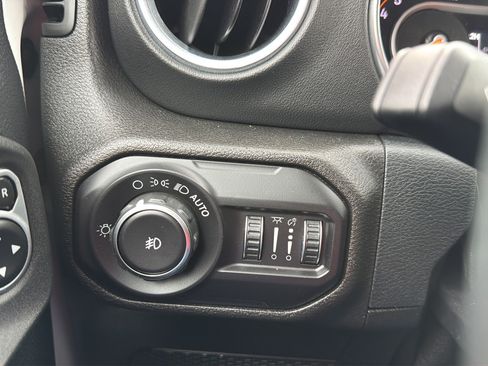 Used 2018 Jeep Wrangler Unlimited Sahara w/ Dual Top Group AWD/4WD image 20