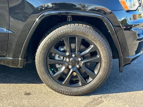 Used 2022 Jeep Grand Cherokee Laredo X image 12