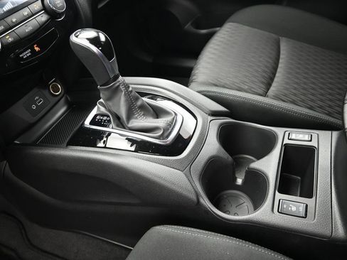 Used 2020 Nissan Rogue SV image 21