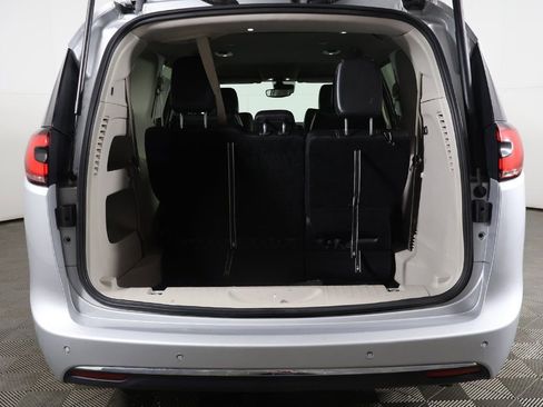 Used 2024 Chrysler Pacifica Touring-L image 16