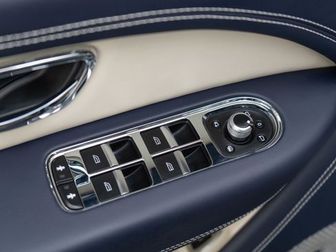 Used 2023 Bentley Bentayga image 12