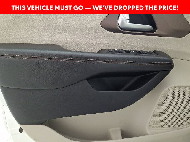 Used 2018 Chrysler Pacifica Touring-L FWD image 13