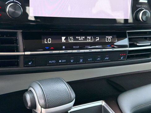 Used 2024 Toyota Sienna XLE FWD image 26