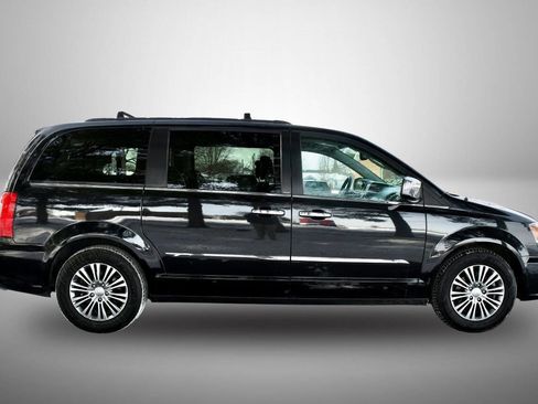 Used 2014 Chrysler Town & Country Touring-L w/ Driver Convenience Group image 8