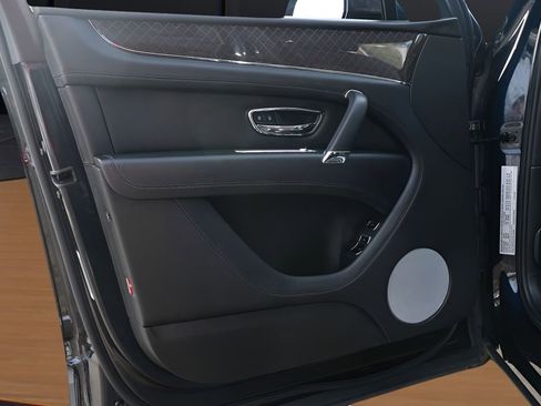 Used 2020 Bentley Bentayga Design Series image 22